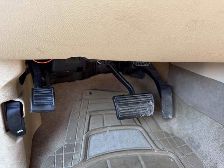 2011-cadillac-escalade-image-25