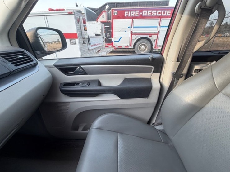 #31679-•-2012-vw-routan-image-44