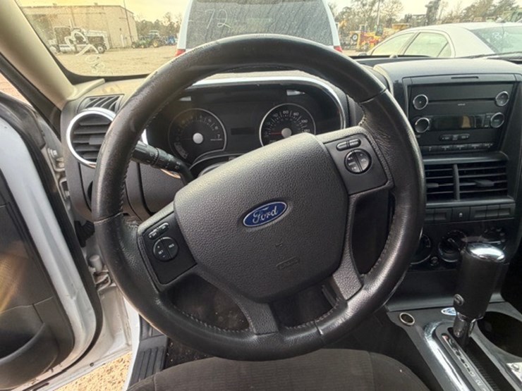 2011-ford-explorer-image-44