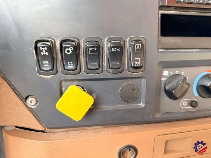 2018-mack-granite-gu713-image-57