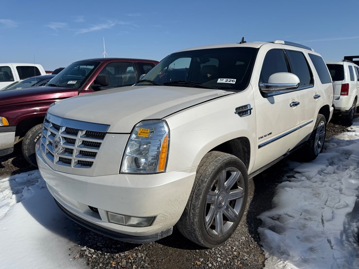 2011-cadillac-escalade-image-1