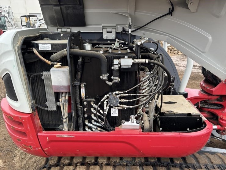 2021-takeuchi-tb240-image-40