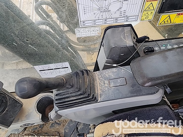 2016-caterpillar-320fl-image-35