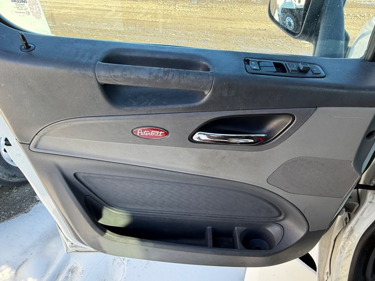 2016-peterbilt-579-image-35