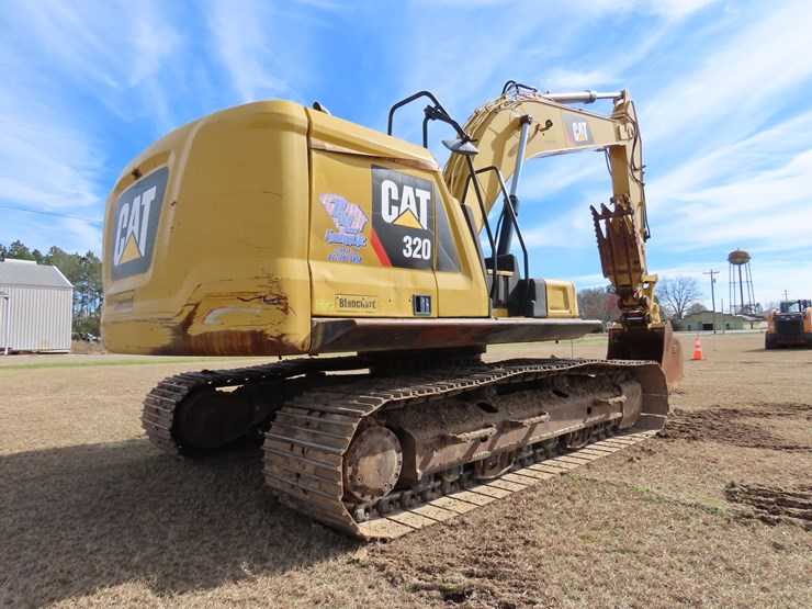 2018-caterpillar-320-image-13