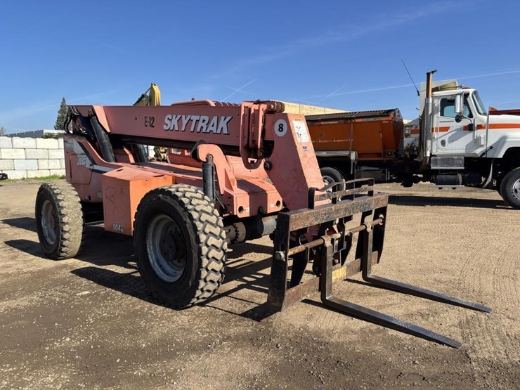 2005-jlg-8042-image-2