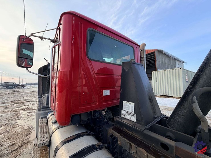 2018-mack-granite-gu713-image-80