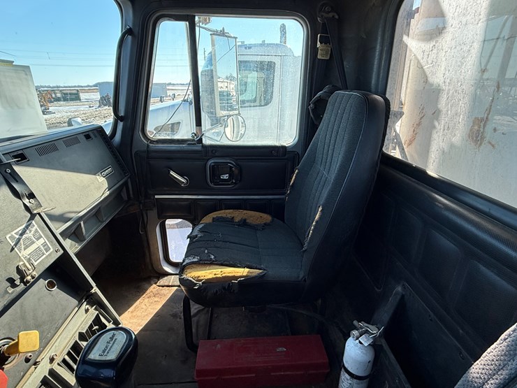 1996-mack-ch613-image-36
