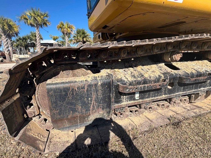 2020-caterpillar-320-image-19