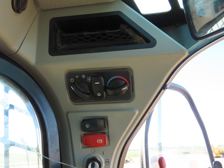 2021-caterpillar-299d3-image-15