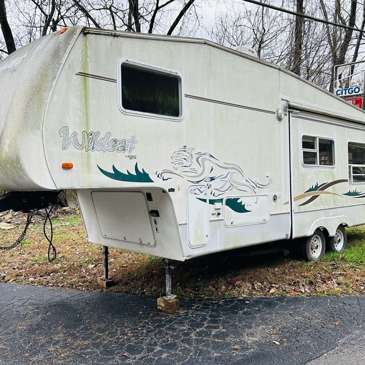 2003 FOREST RIVER Wildcat 28RK T/A Camper Gooseneck Trailer