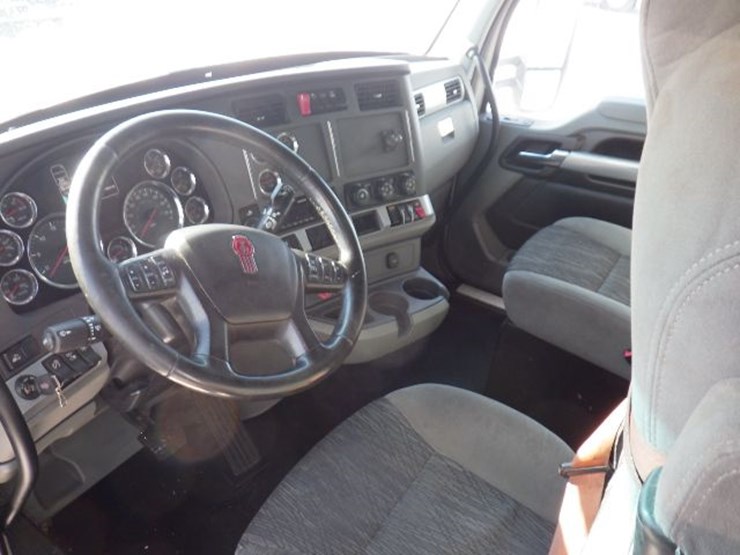 2020-kenworth-t680-image-17