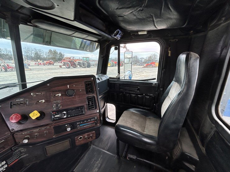 1998-freightliner-fld120-image-12