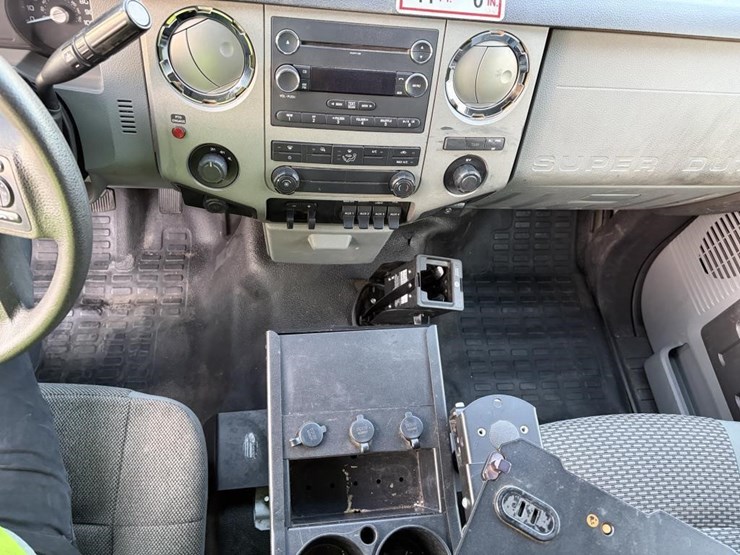 2011-ford-f550-image-13