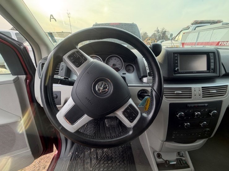 #31679-•-2012-vw-routan-image-51