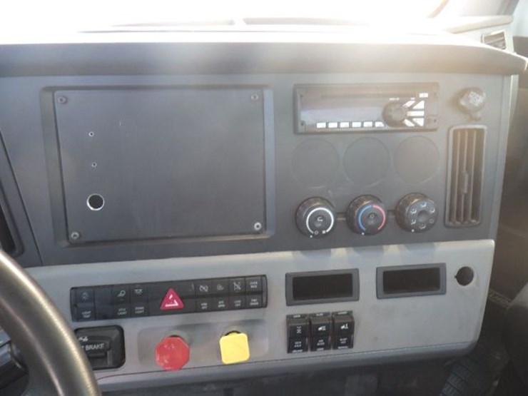 2018-freightliner-cascadia-126-image-16