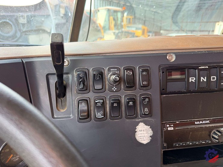 2018-mack-granite-gu713-image-61