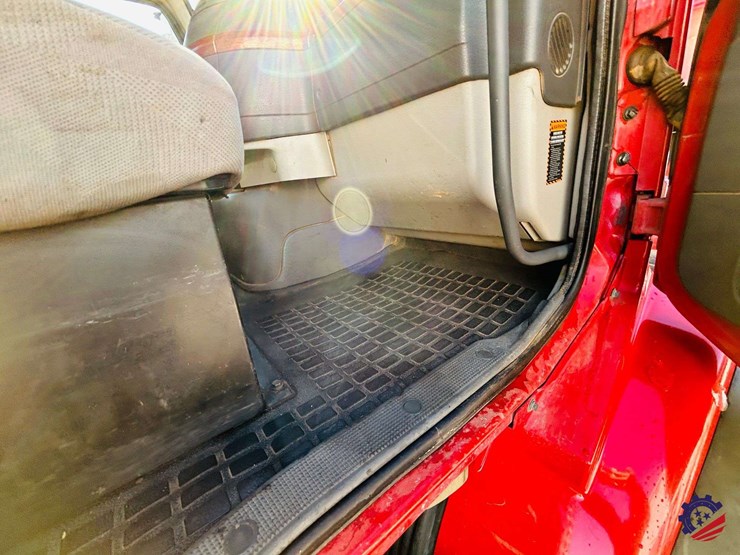 2011-volvo-truck-vhd-tri-axle-dump-truck-image-98