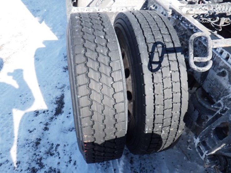 2023-peterbilt-579-image-17