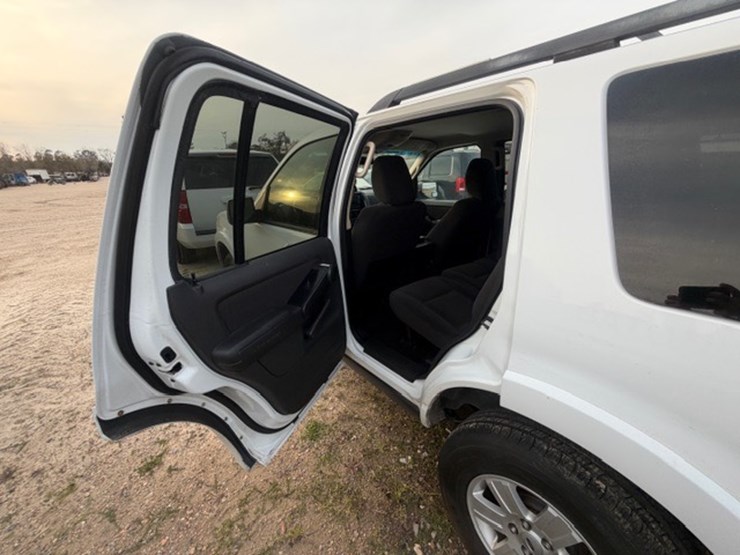 2011-ford-explorer-image-21