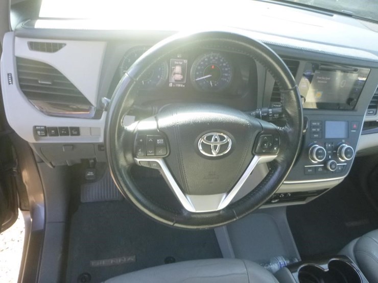 2015-toyota-sienna-image-10