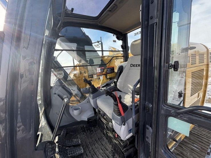 deere-245g-lc-image-14