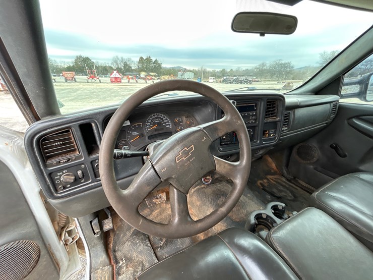 2004-chevrolet-3500-image-10