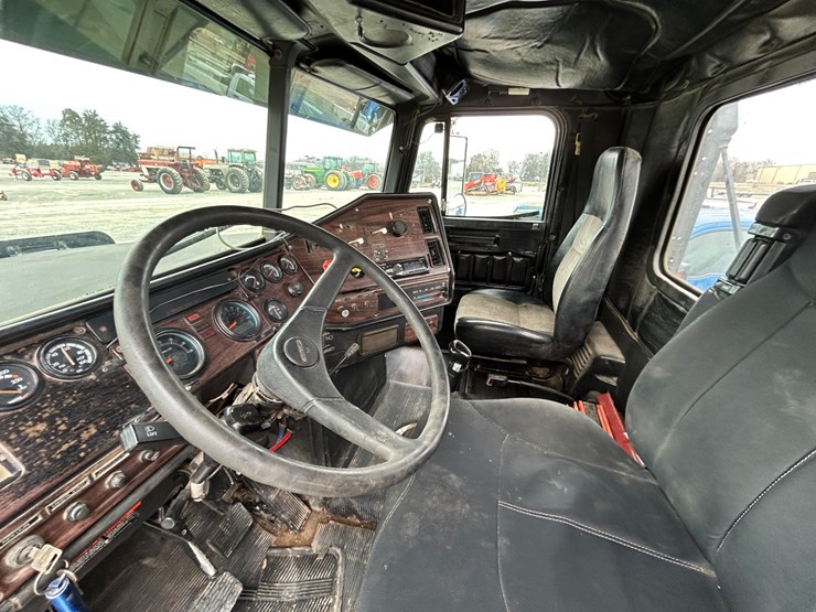 1998-freightliner-fld120-image-11