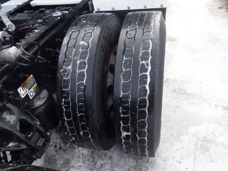 2019-peterbilt-579-image-11