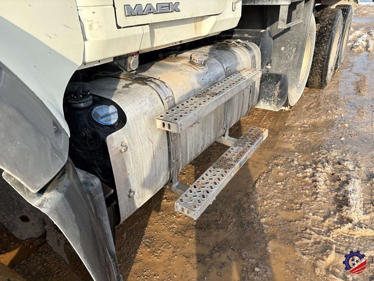 2017-mack-granite-gu713-image-8