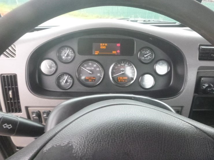 2011-peterbilt-337-image-18