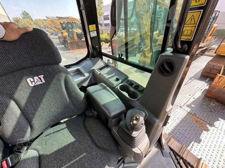 2015-caterpillar-d3k2-lgp-image-27