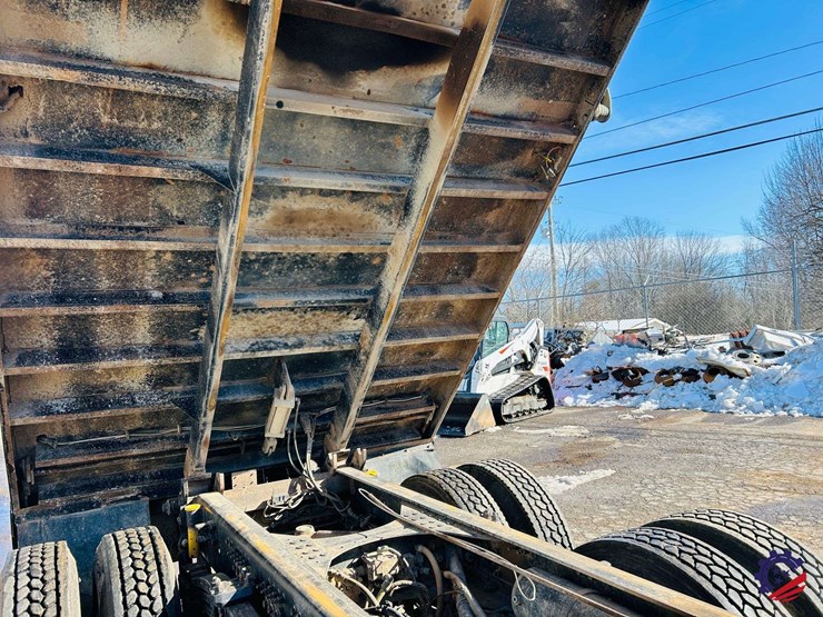 2011-volvo-truck-vhd-tri-axle-dump-truck-image-115