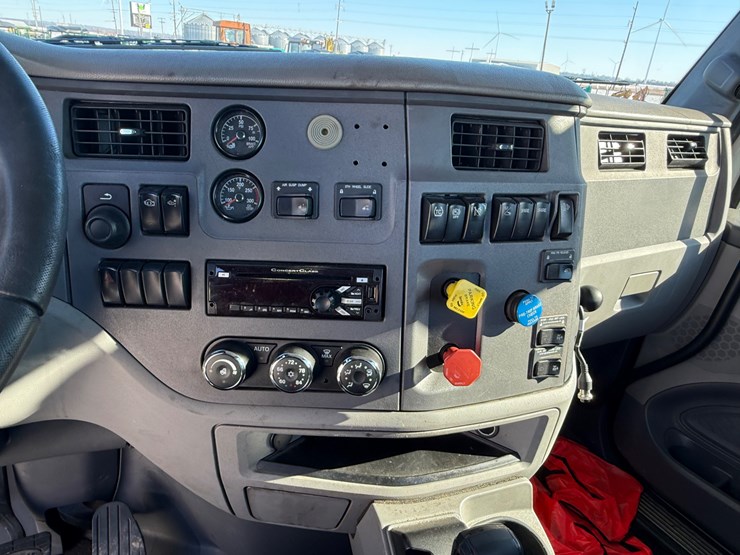 2016-peterbilt-579-image-39