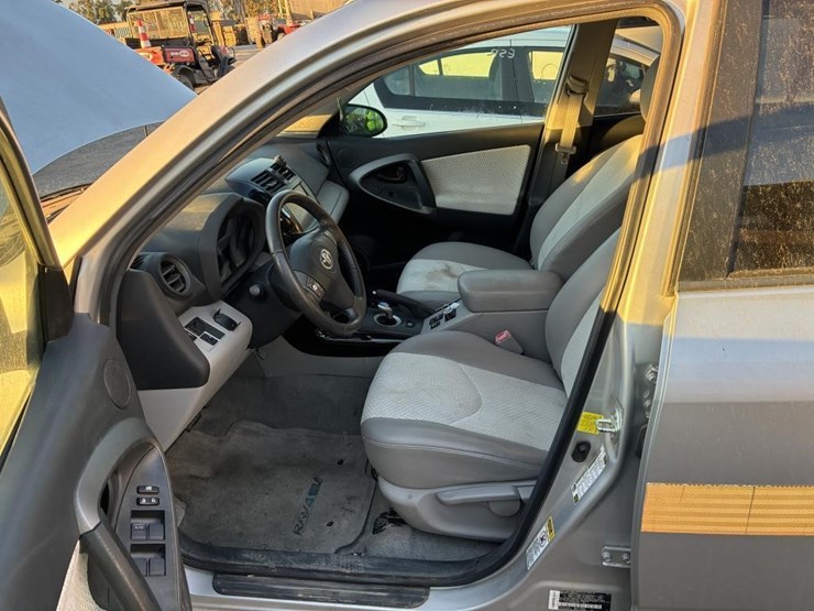 2014-toyota-rav4-image-12