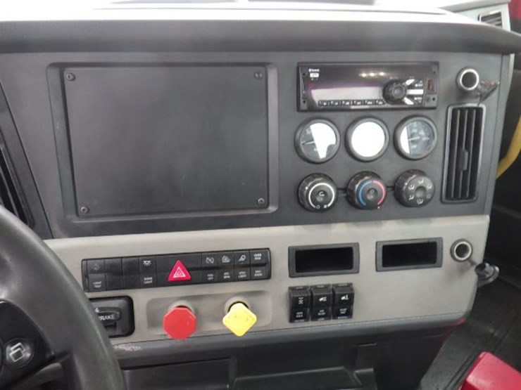 2019-freightliner-cascadia-126-image-18