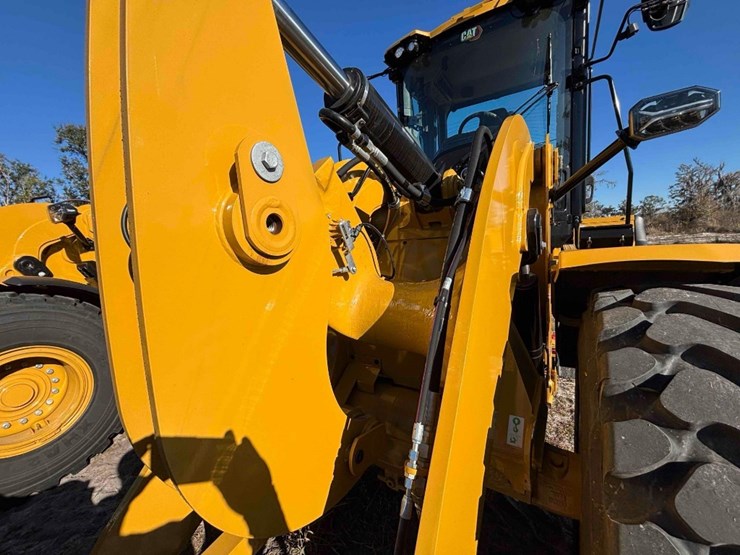 2025-caterpillar-930-image-11