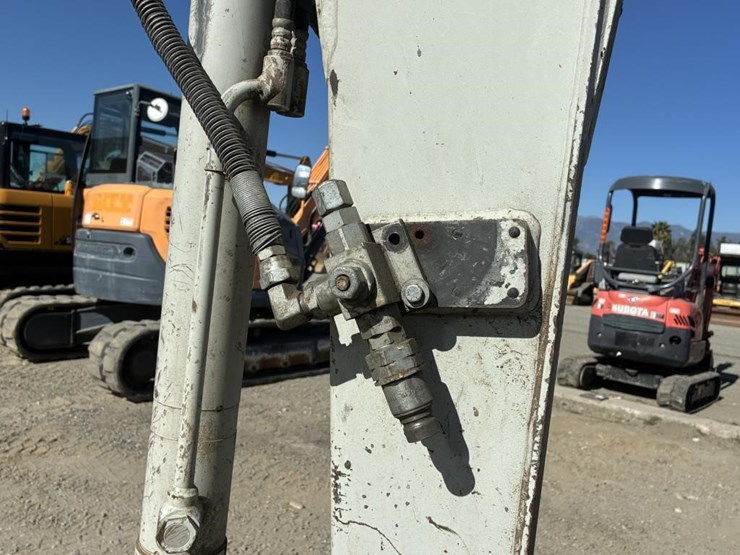 2016-takeuchi-tb240-image-7