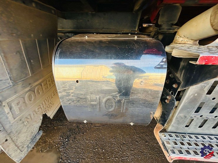 2011-volvo-truck-vhd-tri-axle-dump-truck-image-47