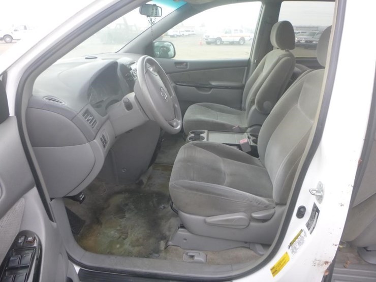 2005-toyota-sienna-image-7