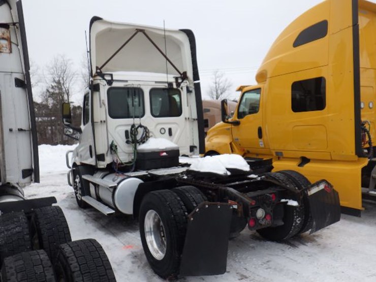 2020-freightliner-cascadia-116-image-13