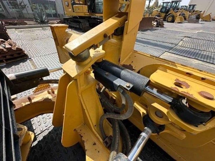 2015-caterpillar-d3k2-lgp-image-12