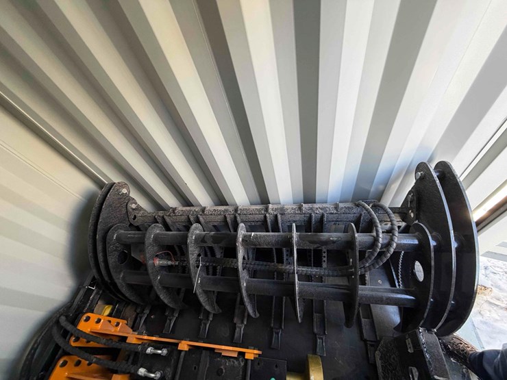 2025-curved-log-grabber-image-3