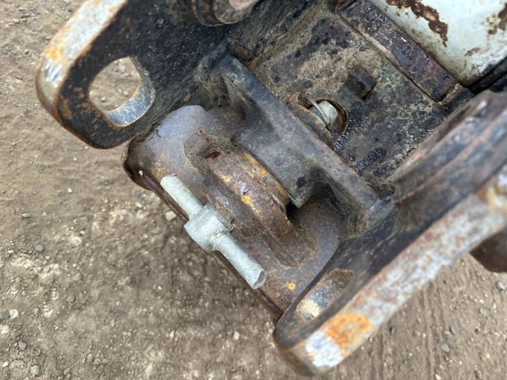 2021-takeuchi-tb240-image-13