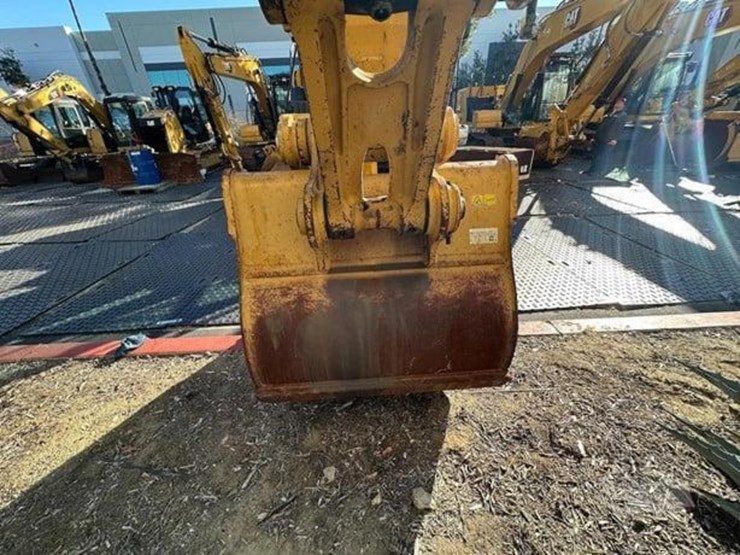 2021-caterpillar-320-image-14