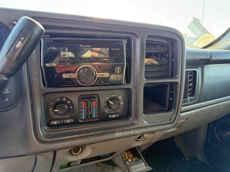 2004-chevrolet-tahoe-image-36