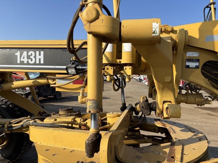 2005-caterpillar-143h-image-11