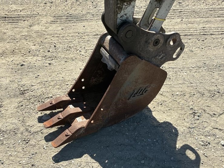 2016-takeuchi-tb240-image-10