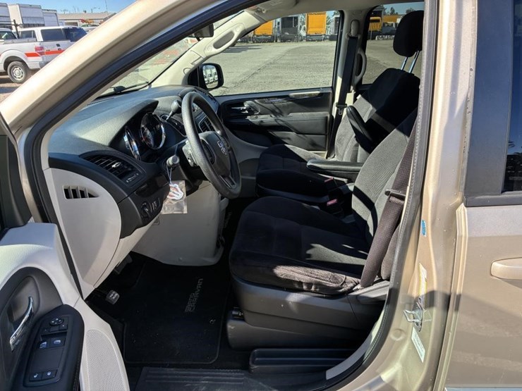 2014-dodge-grand-caravan-image-12