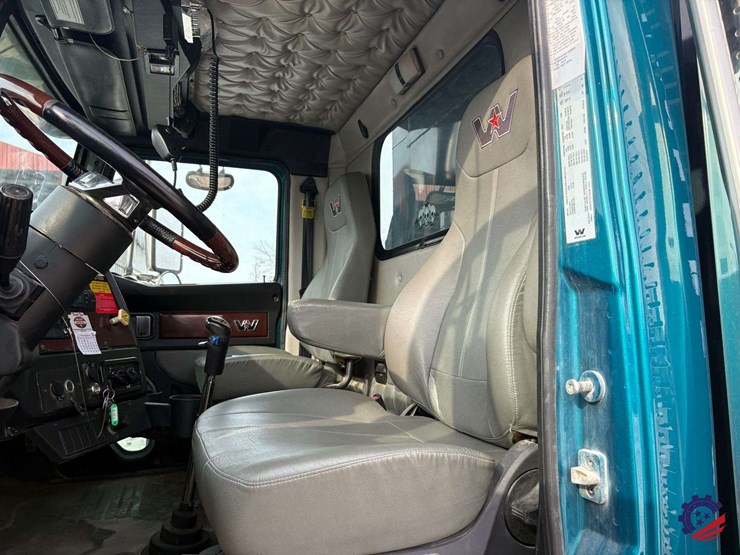 2021-western-star-4900ex-image-55
